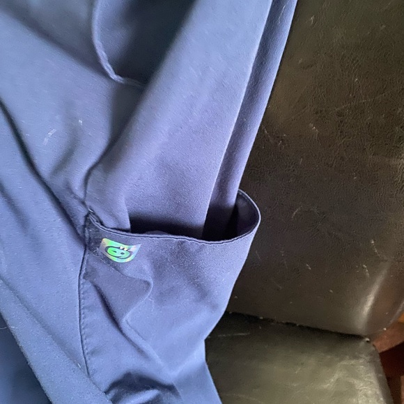 Scrubs same colour just different lighting - Picture 3 of 7